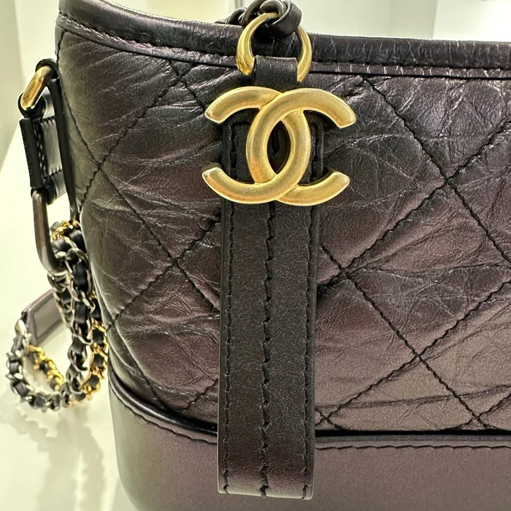 Chanel small Gabrielle hobo in black iridescent aged calfskin - Picture 4 of 17